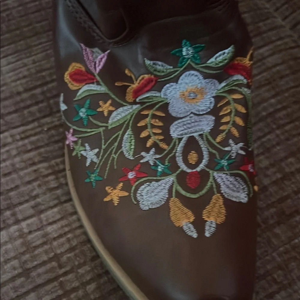 Brown Heeled Short Boots with Floral Embroidery - Picture 2 of 4